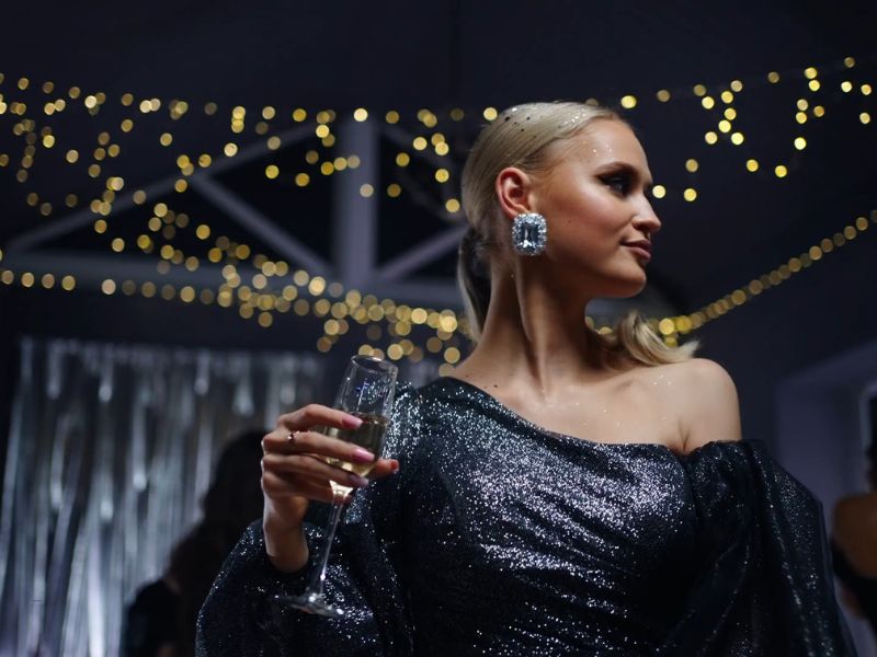 devojka sa šampanjcem u ruci proslavlja doček nove godine u hotelu