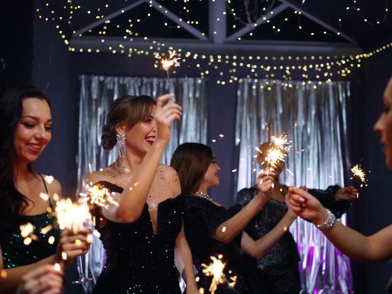 devojke drže prskalice u rukama i proslavljaju novu godinu